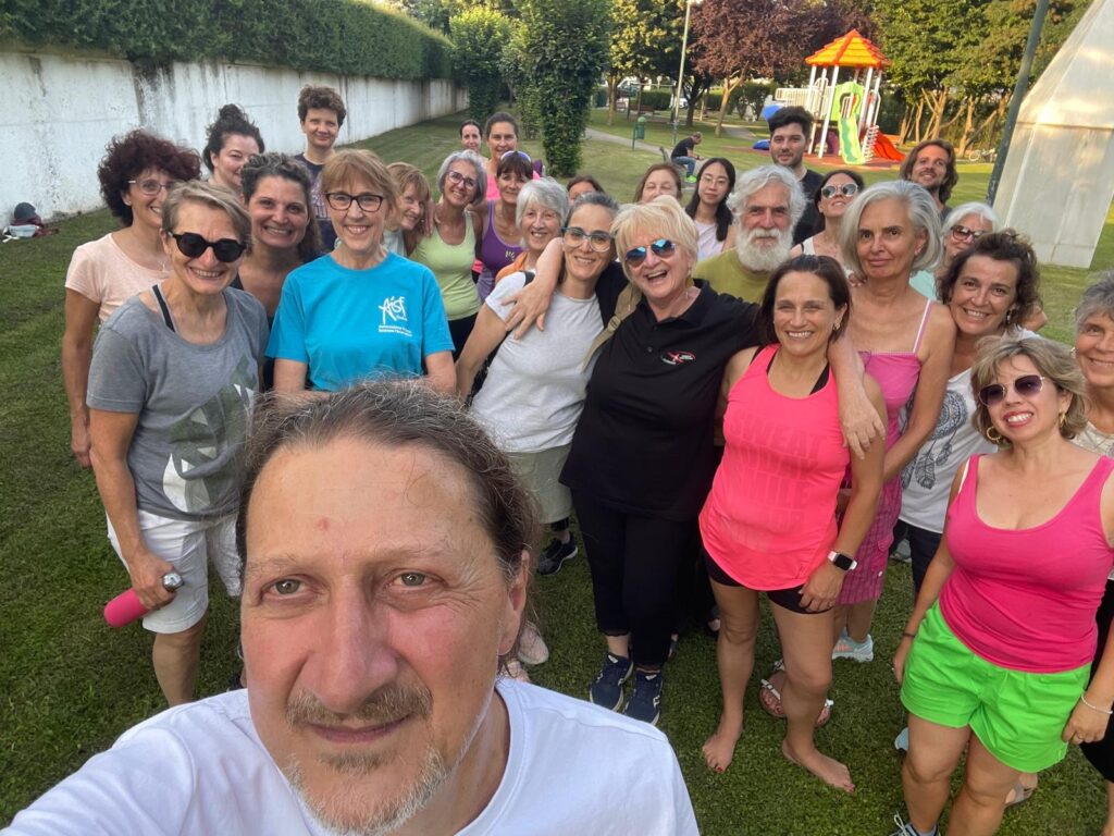 Domenico Lento con i partecipanti all'incontro sul Taijiquan al Parco Maraga a Belluno