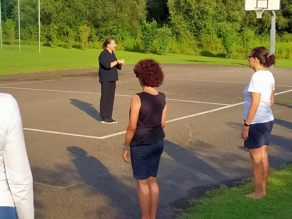 Il maestro Domenico Lento introduce la lezione di Taijiquan al Parco Maraga a Belluno