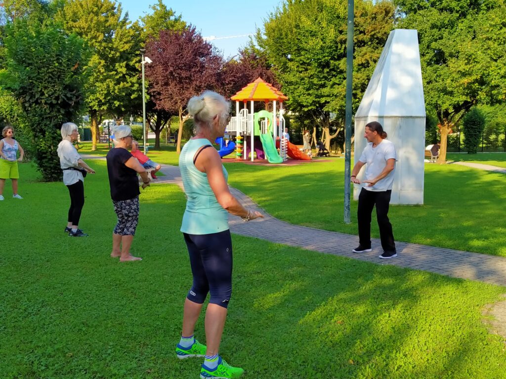 Il maestro Domenico Lento durante una lezione di Taijiquan al Parco Maraga a Belluno