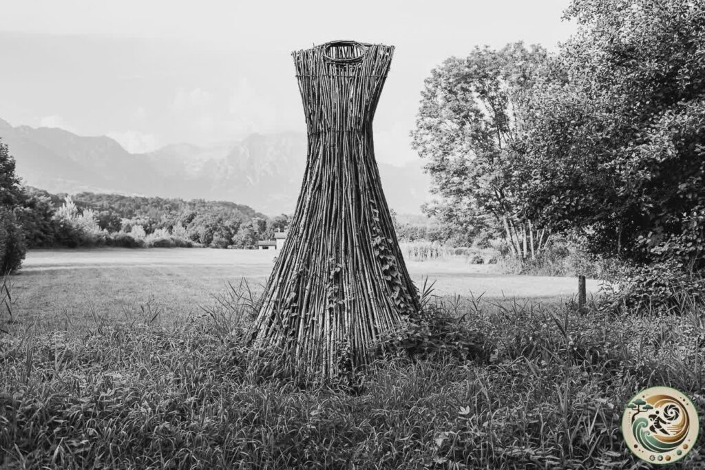 veste: opera di landart dell'oasi naturalistica del lago di santa croce