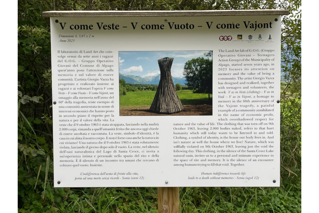 veste: opera di landart dell'oasi naturalistica del lago di santa croce