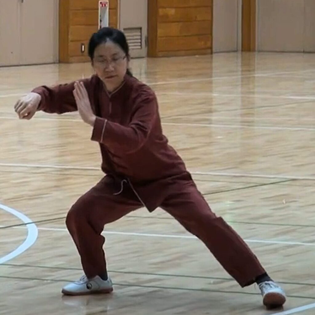 la Maestra Chen Peiju in un momento dell’esibizione su movimenti scelti della Yilu al Festival ISCT